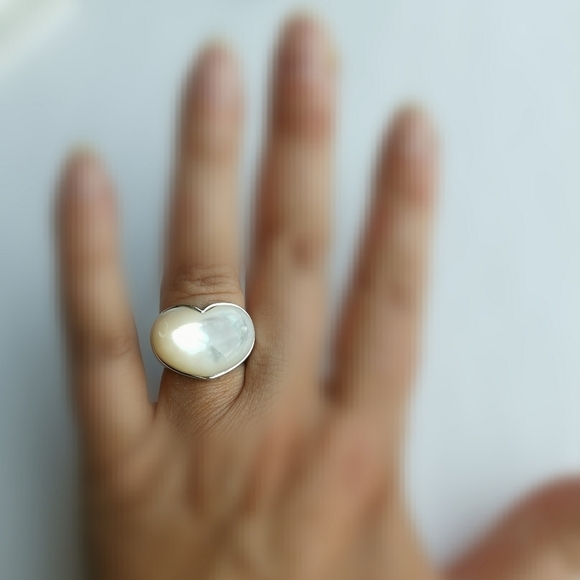 Mother of pearl ring dome heart ring size 8 🆕 - Picture 4 of 4